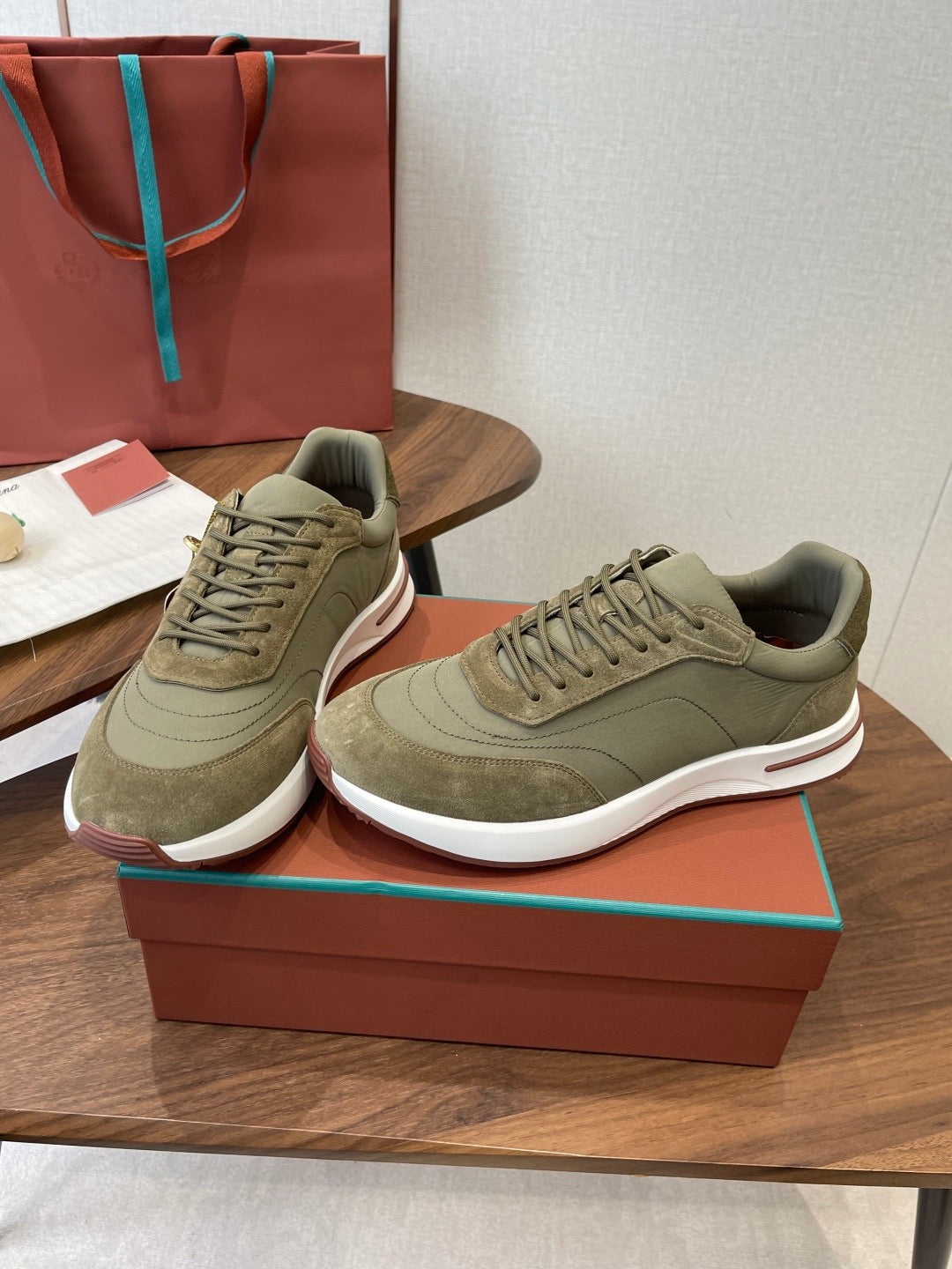 LP Sneakers