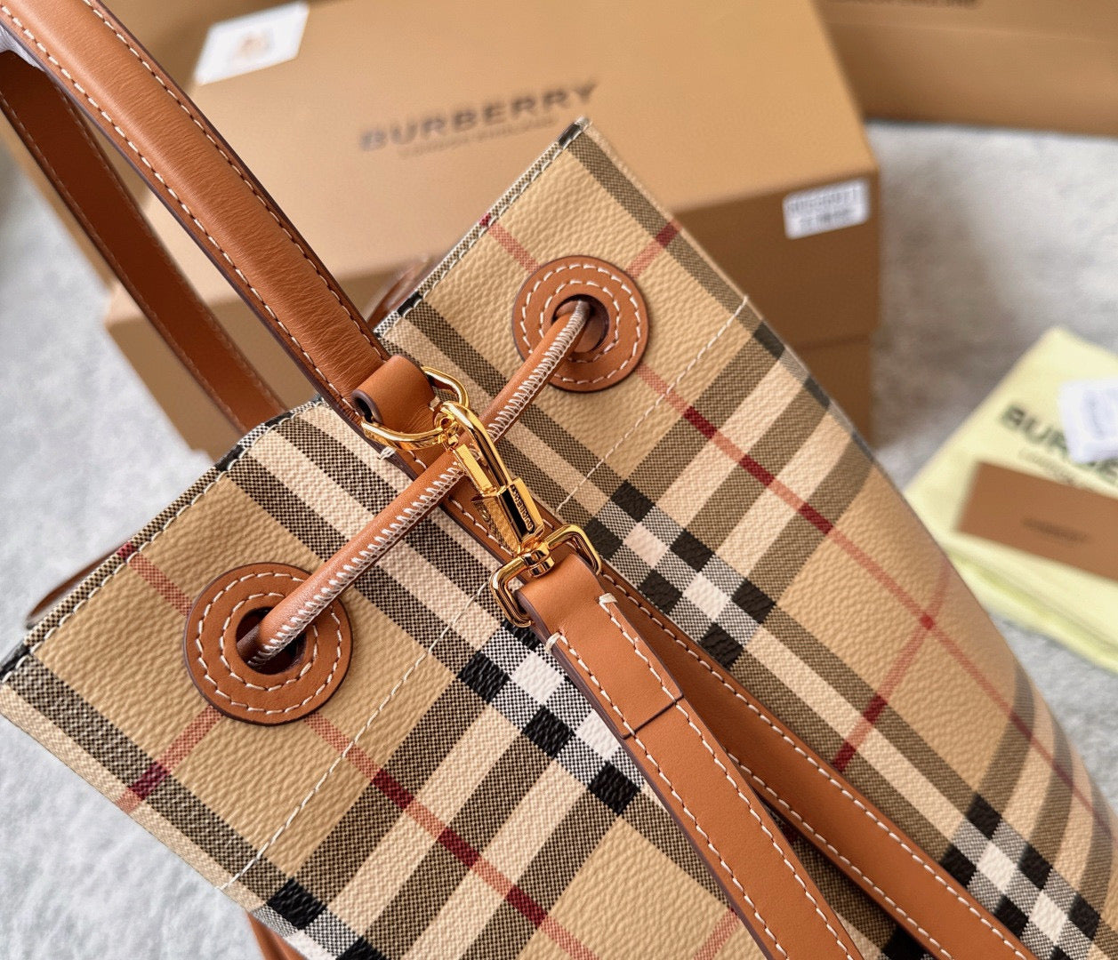 Burberry London Mini Bucket Bag(16CM*26CM*26CM)