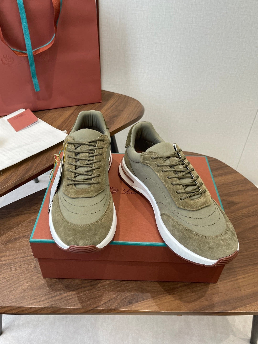 LP Sneakers