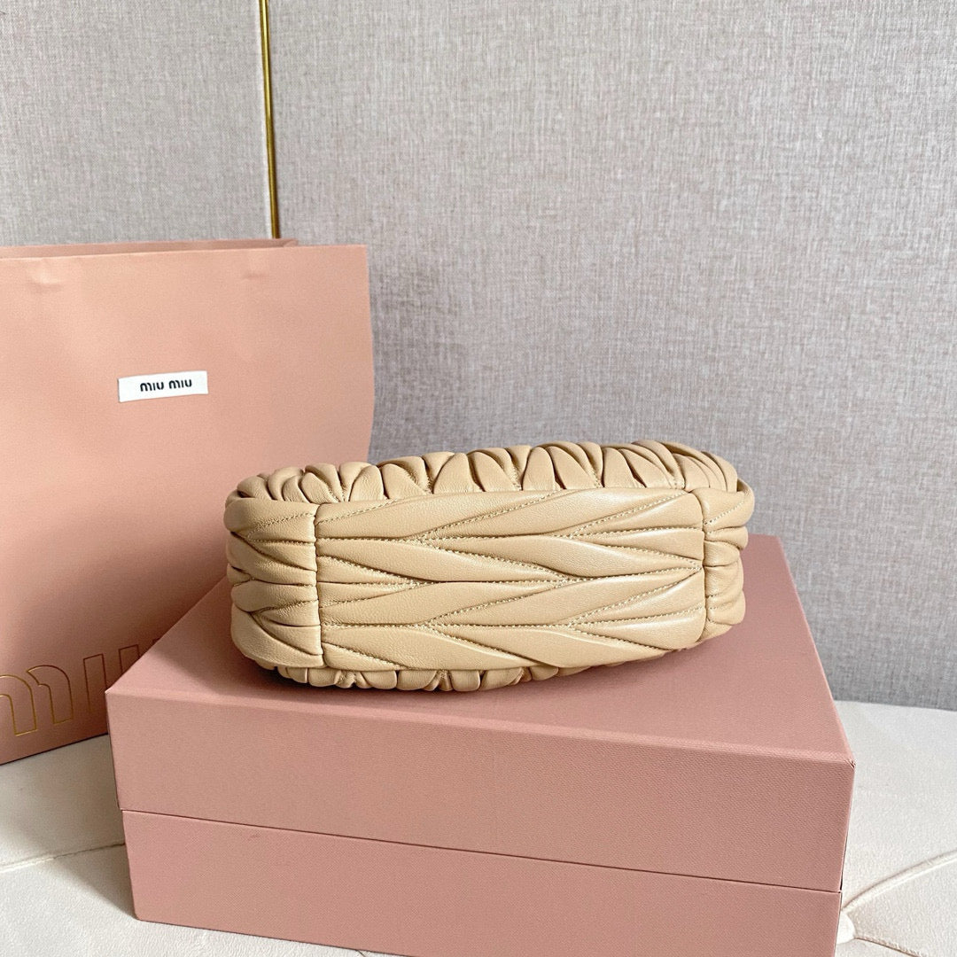 Miu Miu Wander Bag 20x23x6cm