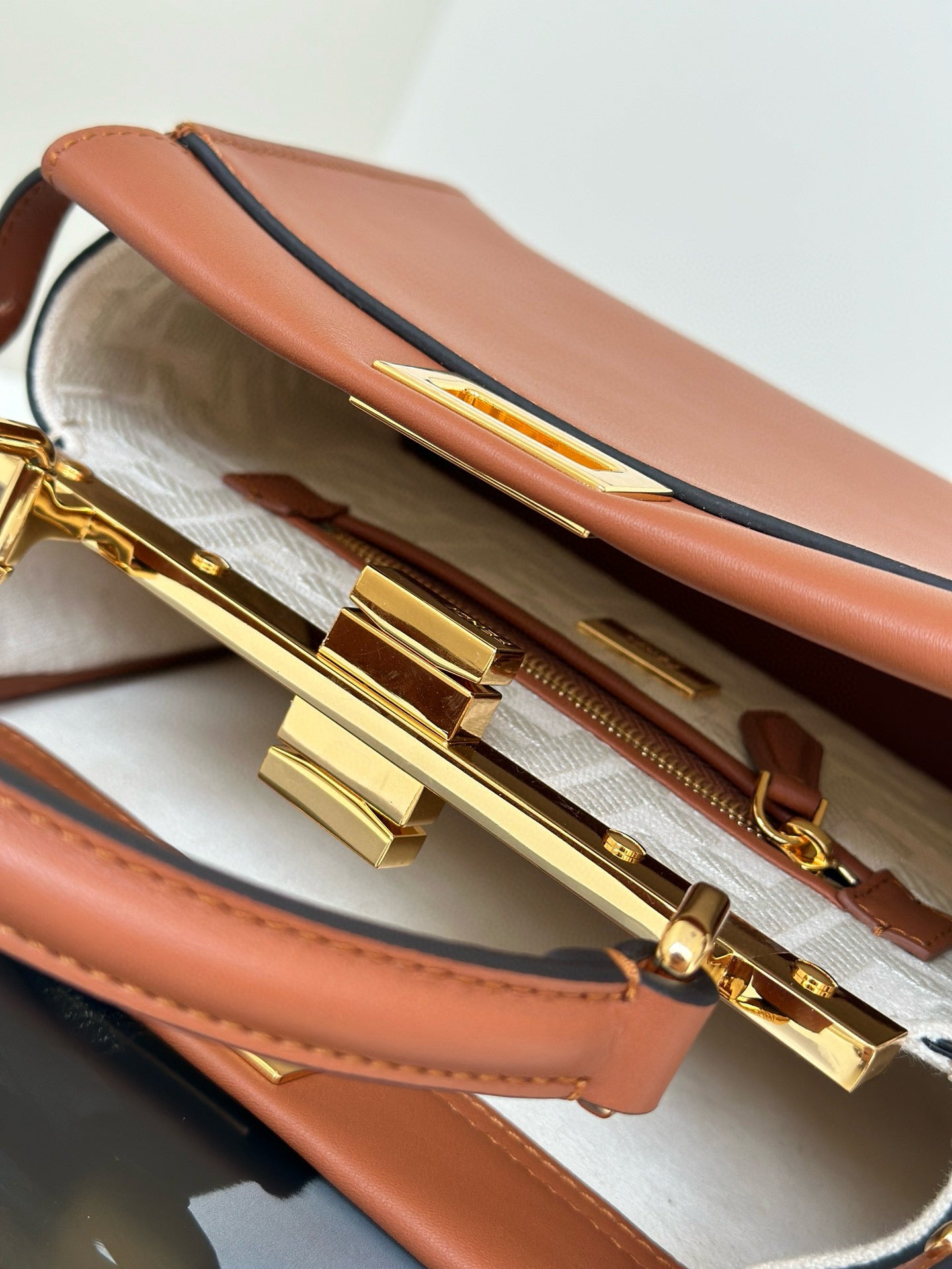 Fendi Peekaboo Bag (23x12x19 cm)