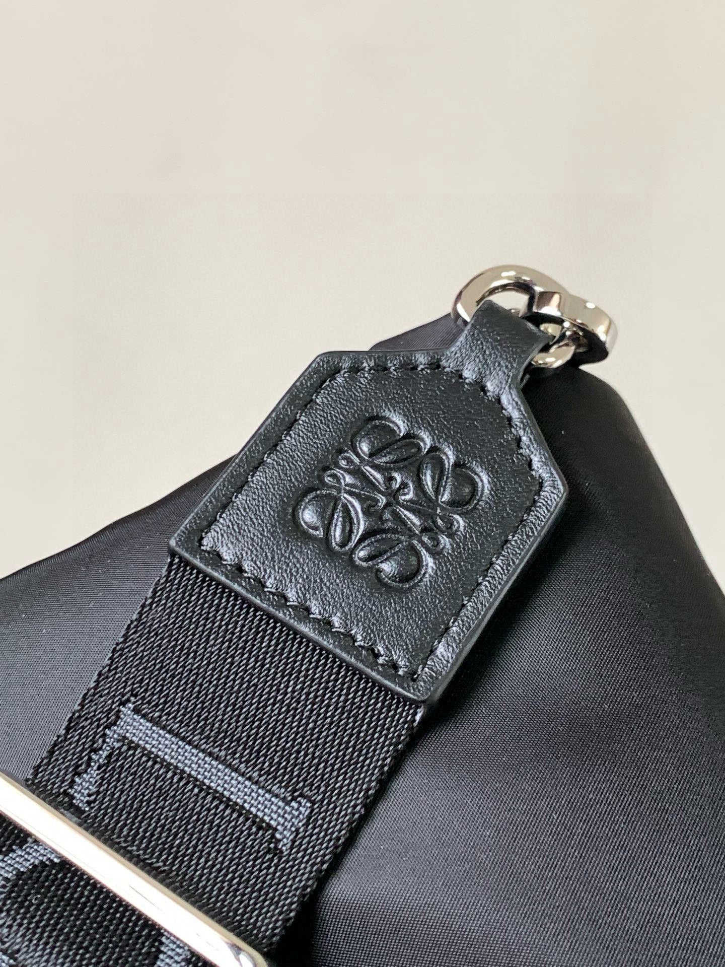 Loewe Messenger Bag 20x13x6CM