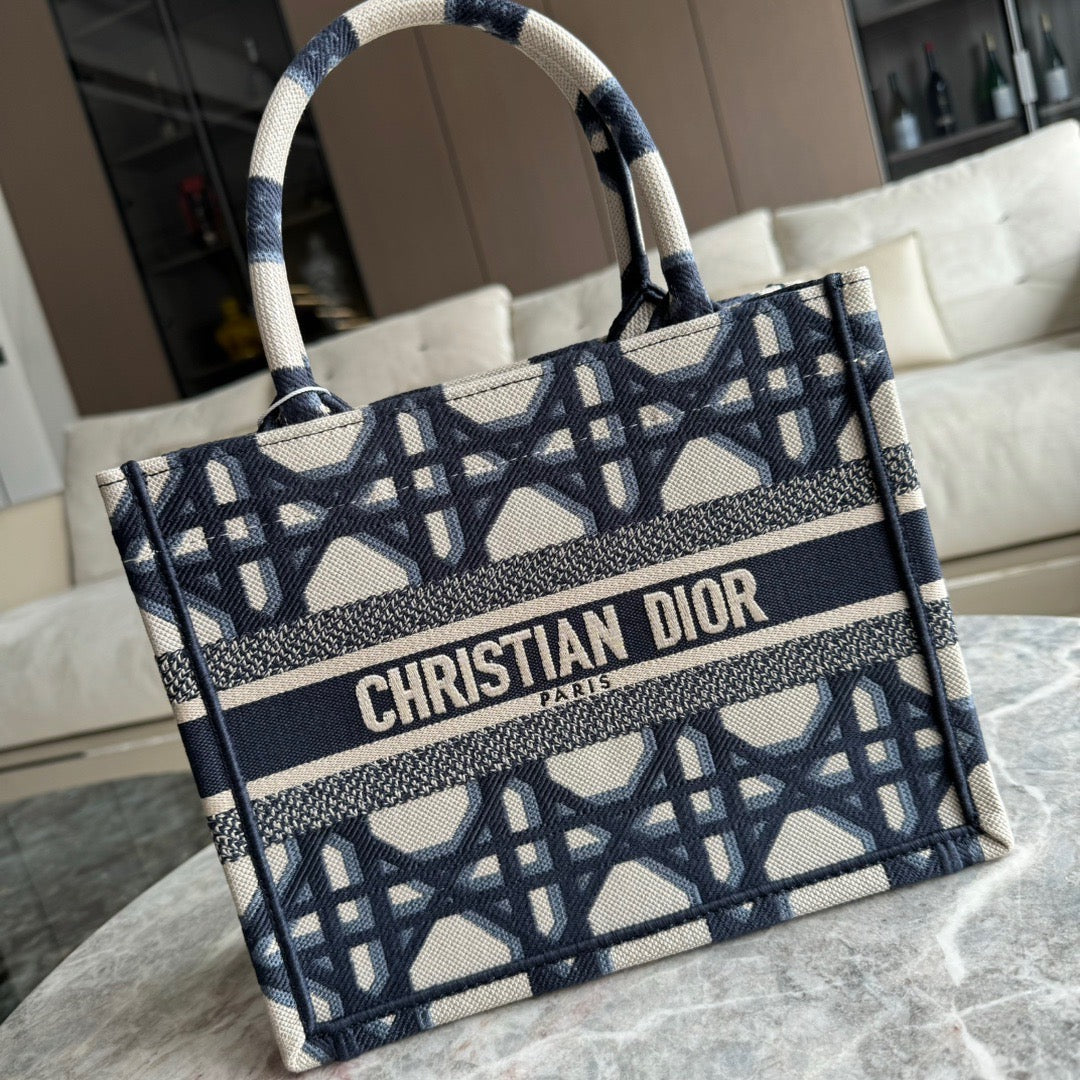 Tote tipo libro Dior