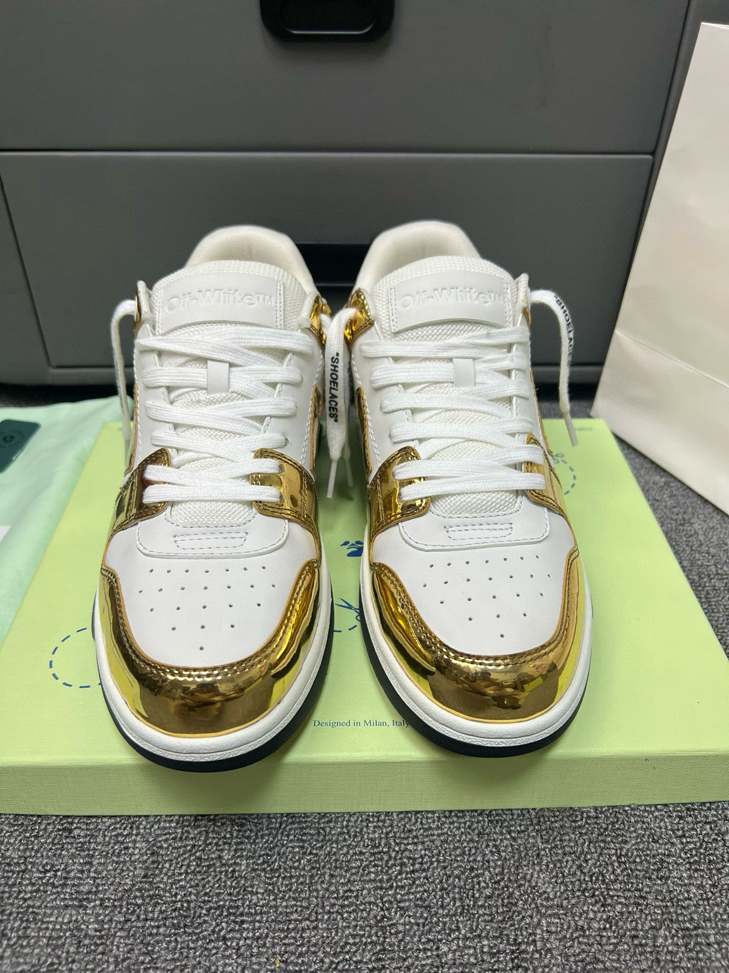 Off-White Sneaker