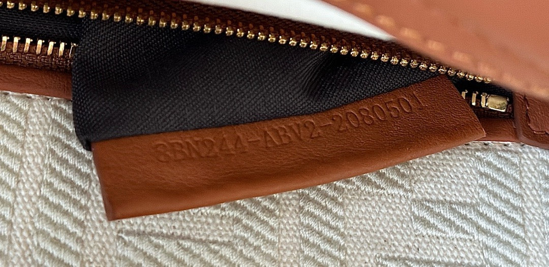 Fendi Peekaboo Bag (23x12x19 cm)
