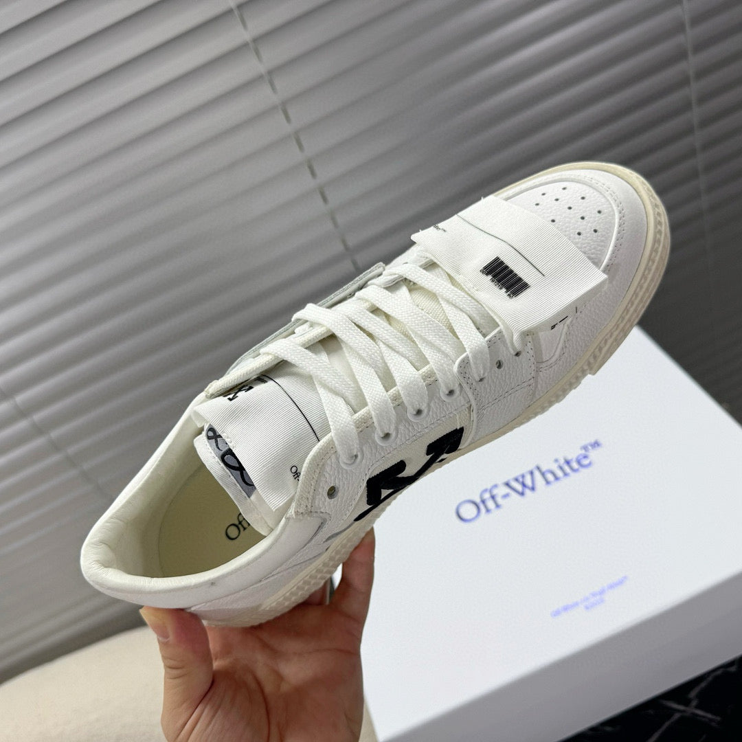 Off-White Sneaker