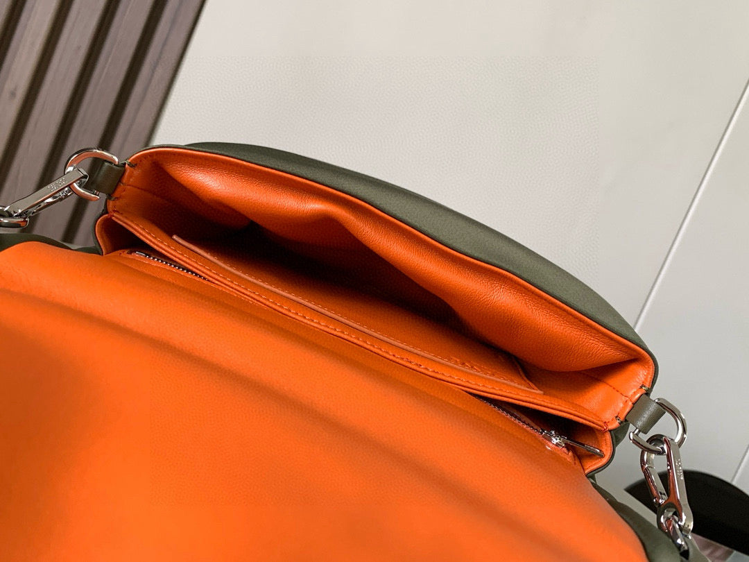 Loewe Messenger Bag 23x17x9CM