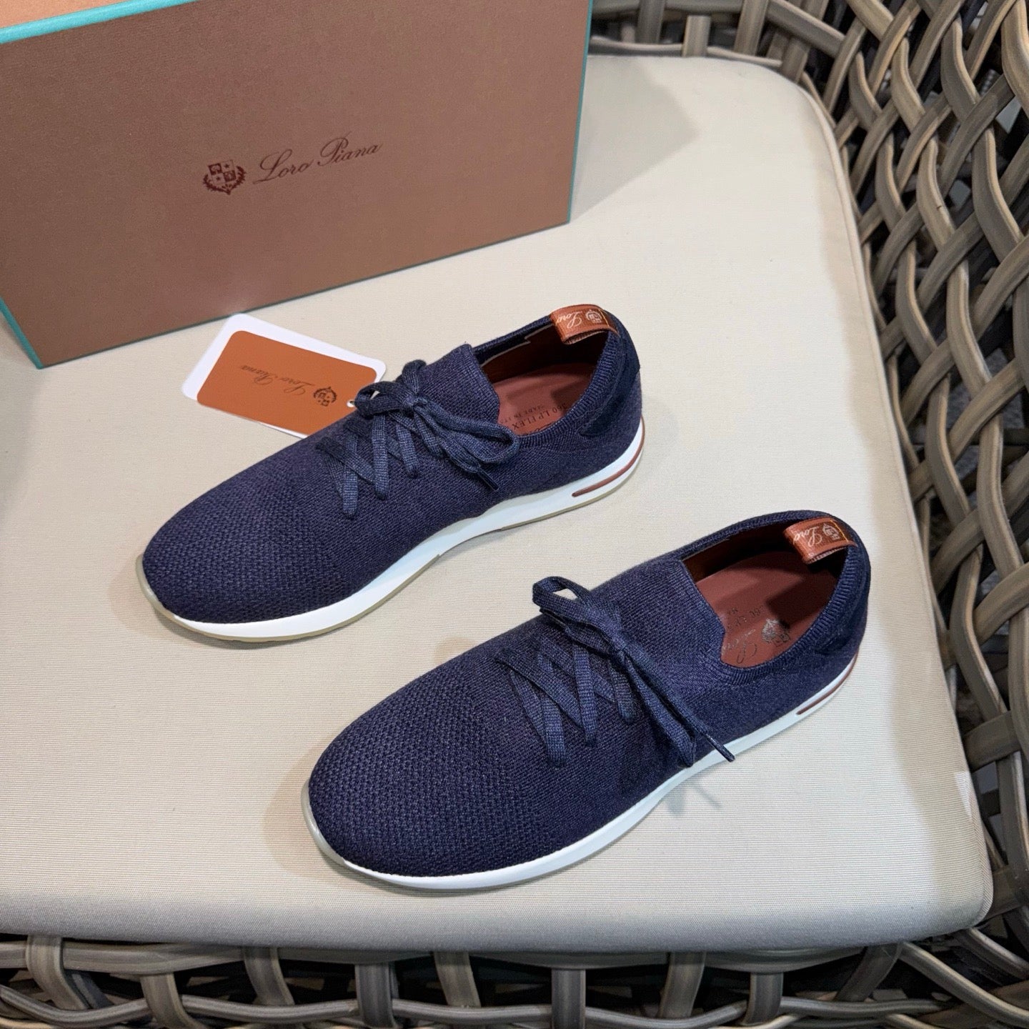 LP Sneakers