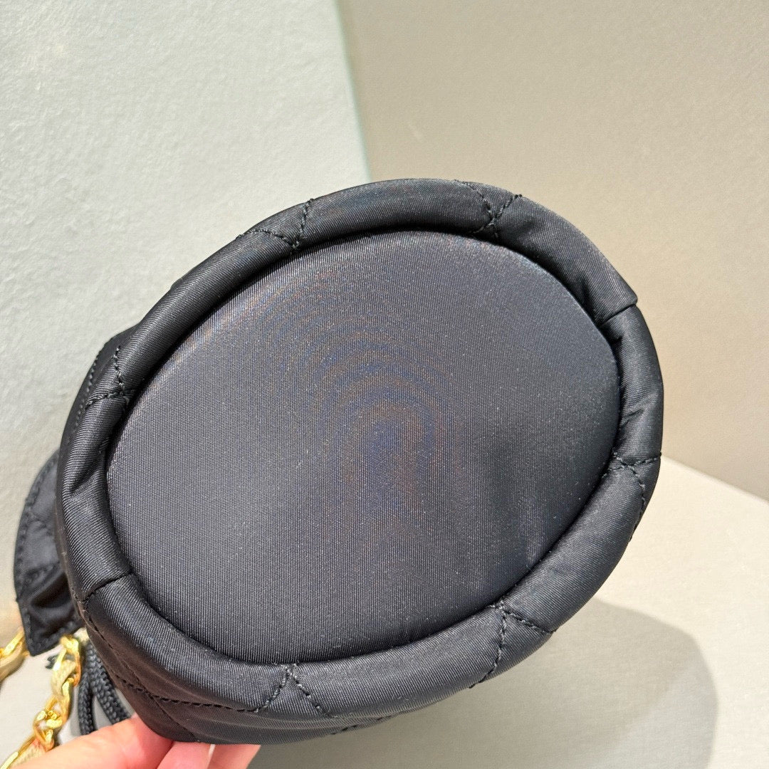 BB Horseshoe Chain Pouch Bag