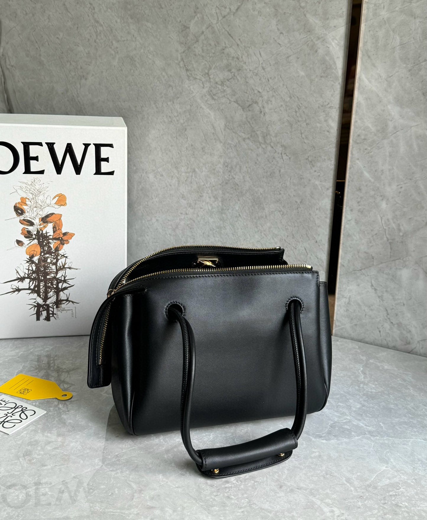 Loewe Madrid Handle Bag(23.5x10x19cm)