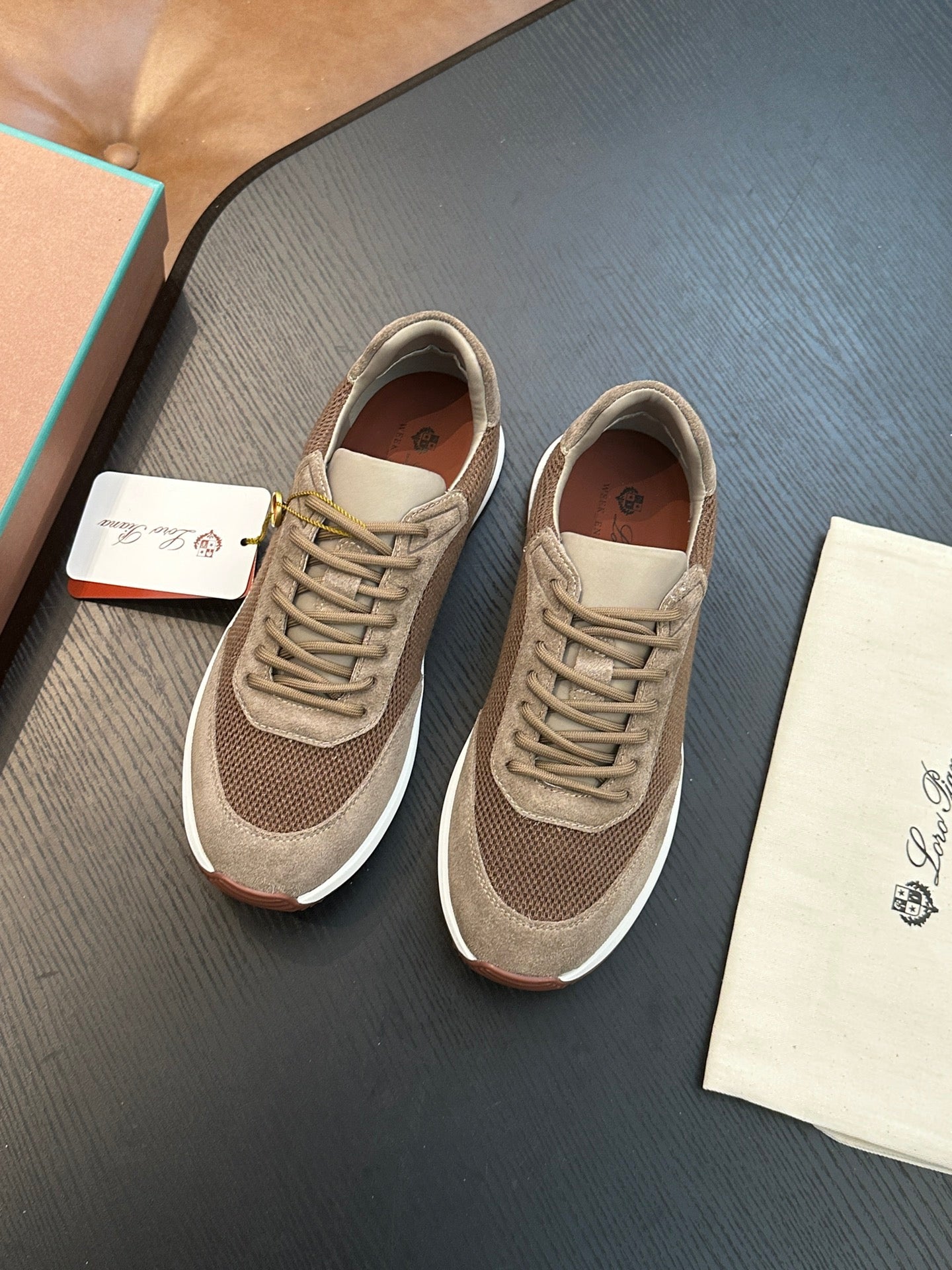 LP Sneakers