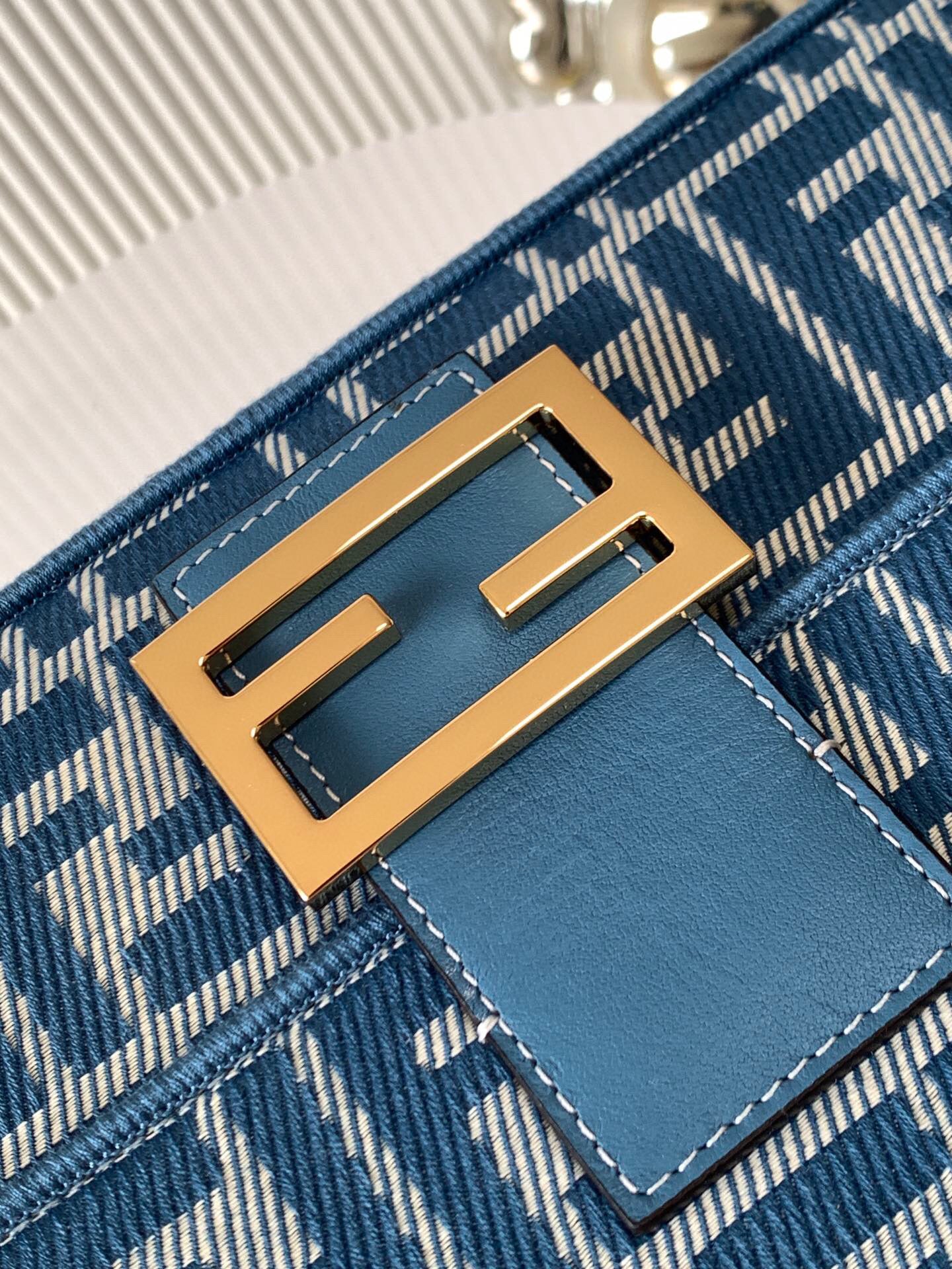 Fendi Baguette bag (Medium)