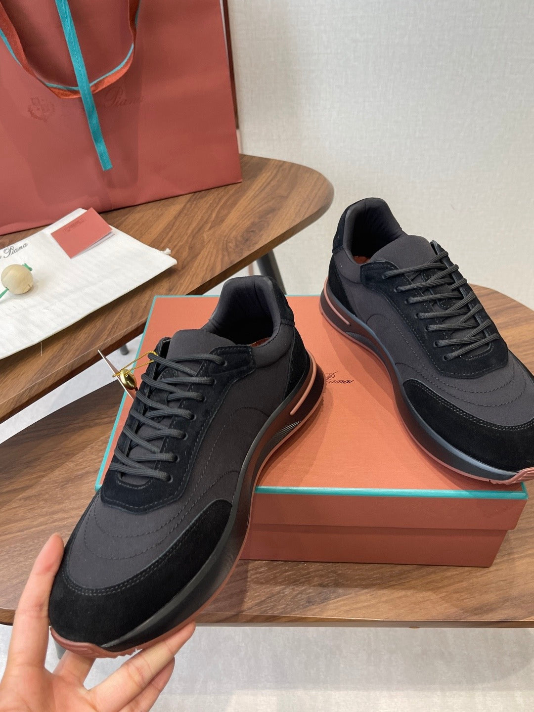 LP Sneakers