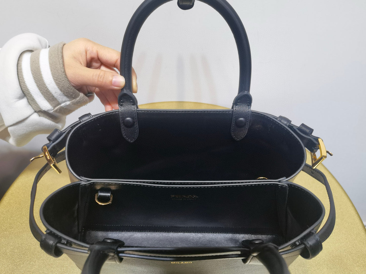 Prada Handbag 28x10x10.5cm