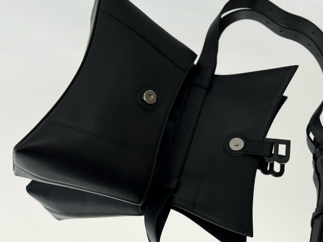 BLCG Hourglass Black Leather Downtown Shoulder Bag
(25.4x16x8.4cm)
