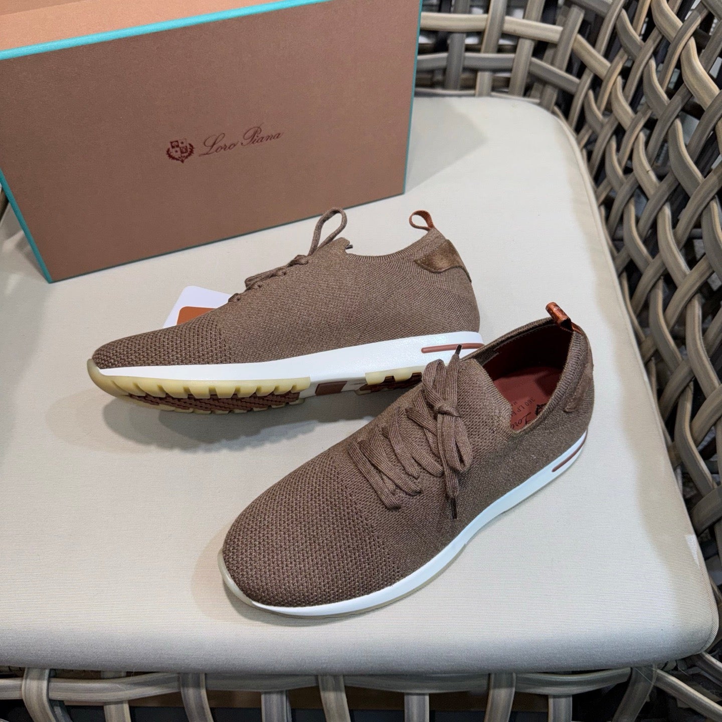 LP Sneakers