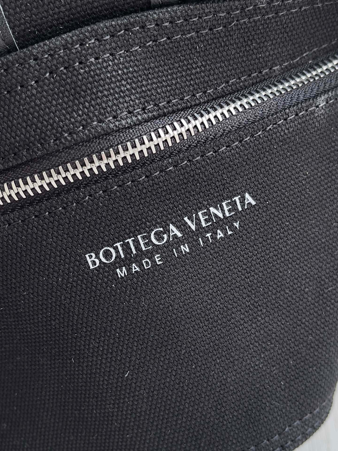 BV Intrecciato Cassette Shoulder Bag