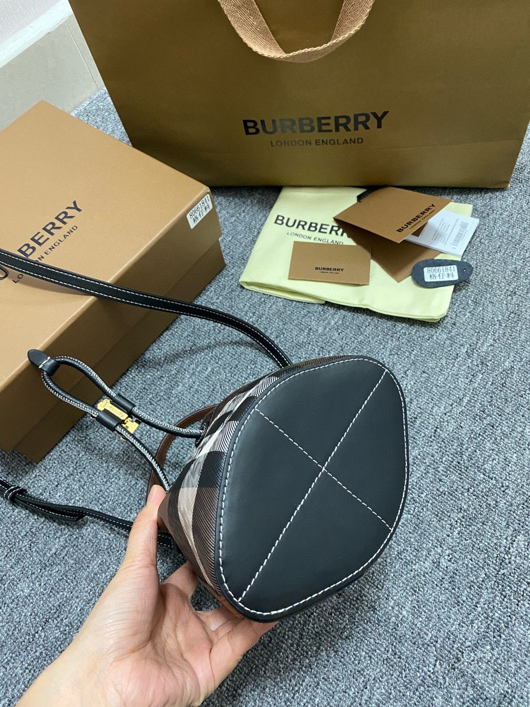 Burberry Mini TB Bucket Bag(16.5CM*11CM*18.5CM)