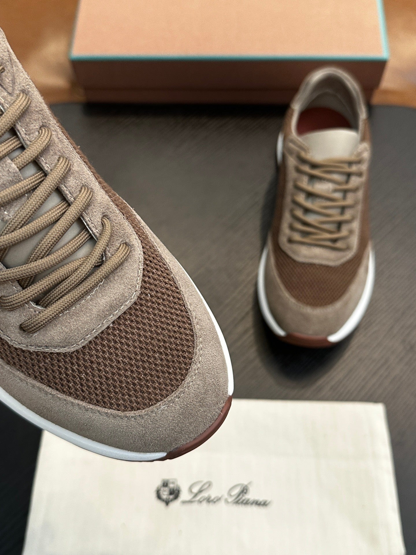LP Sneakers