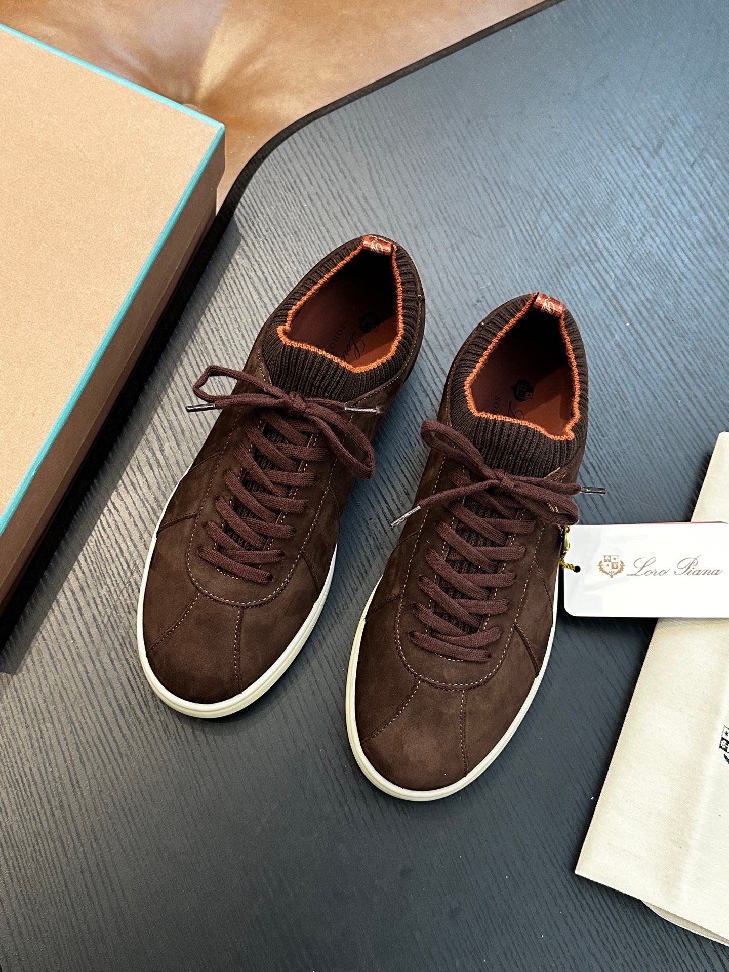 LP Sneakers