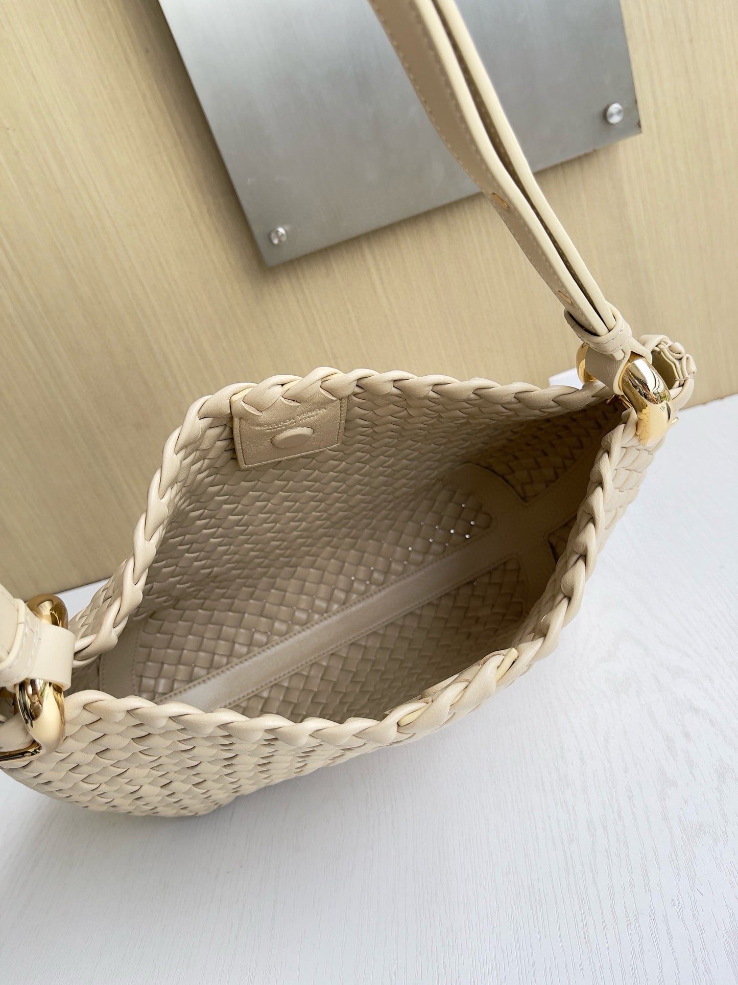 BV Clicker Shoulder Bag