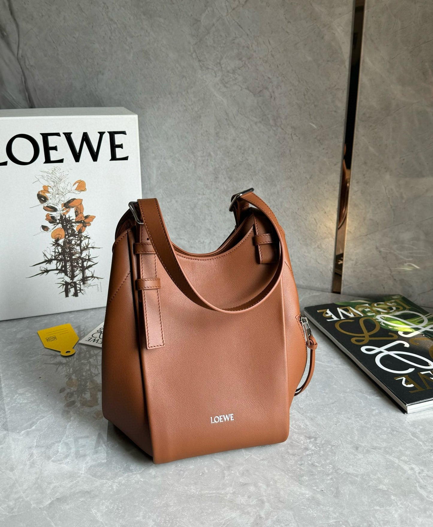Loewe Hammock Flip Shoulder Bag(15x22.5x22cm)