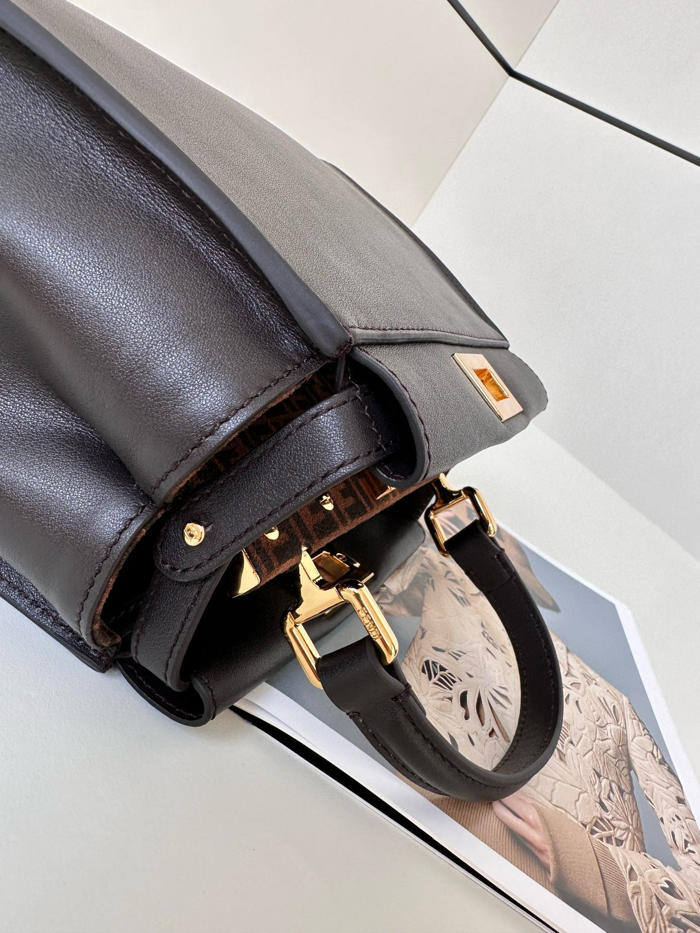 Fendi Peekaboo Bag (23x12x19 cm)