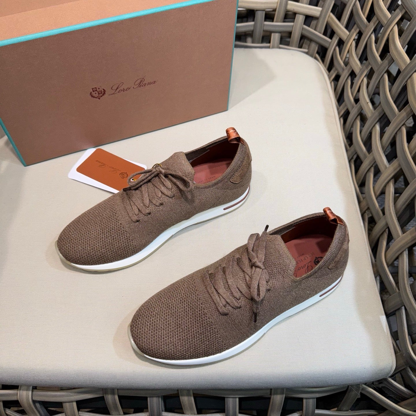 LP Sneakers