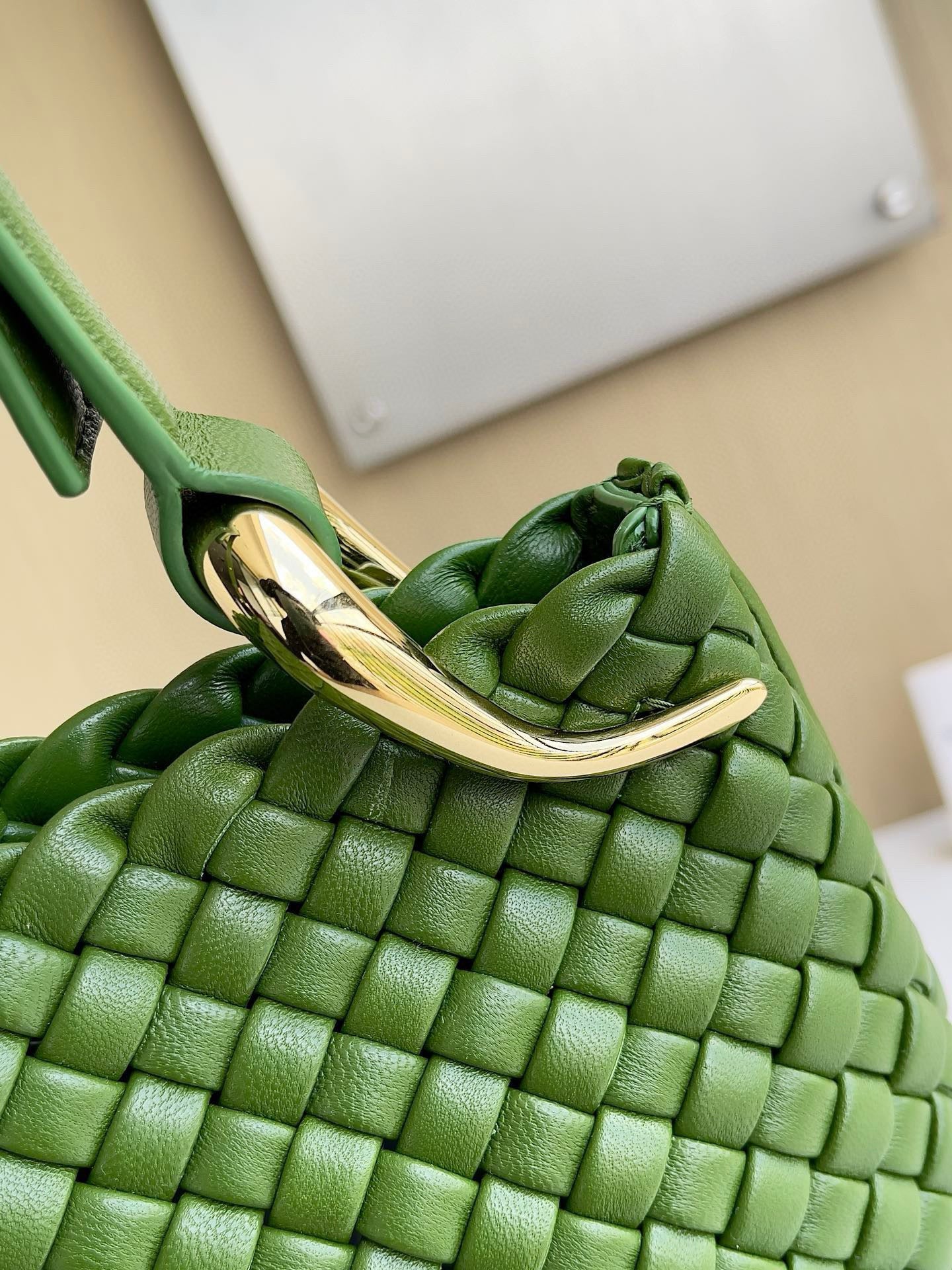BV Clicker Shoulder Bag