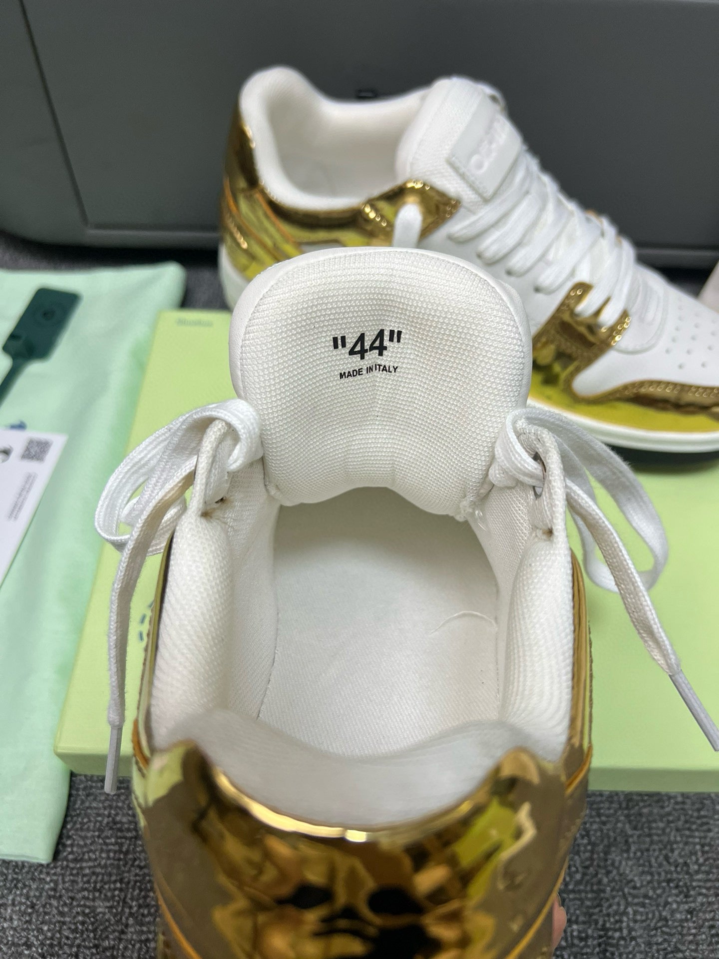 Off-White Sneaker