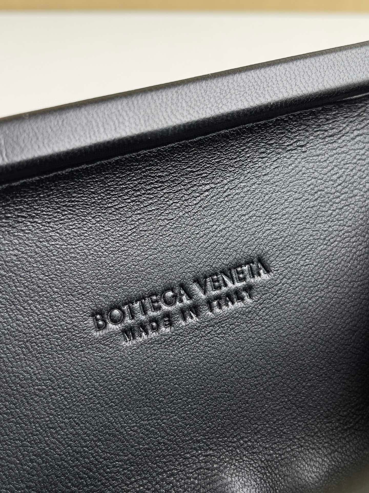 BV Knot Foulard Intrecciato Shoulder Bag