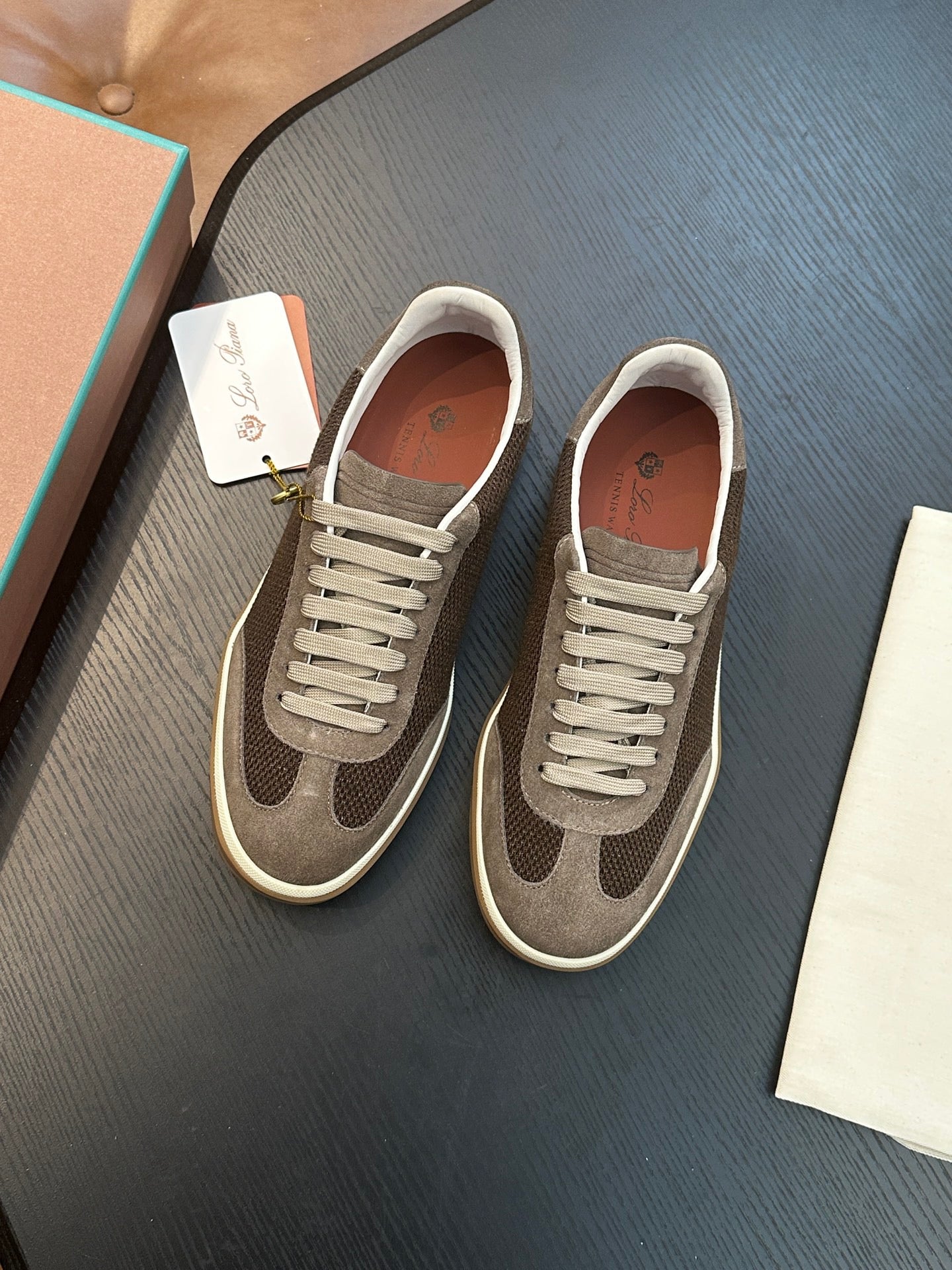 LP Sneakers