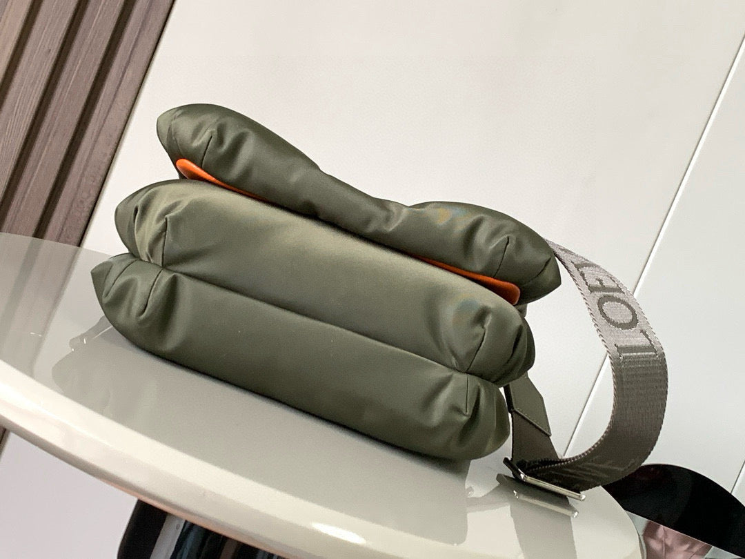 Loewe Messenger Bag 23x17x9CM