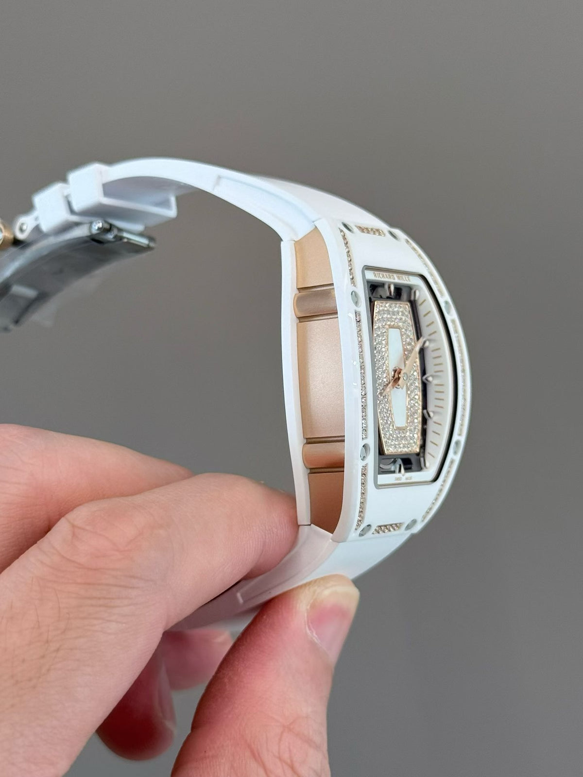 RM07-01 White Ceramic Mop Row Diamonds