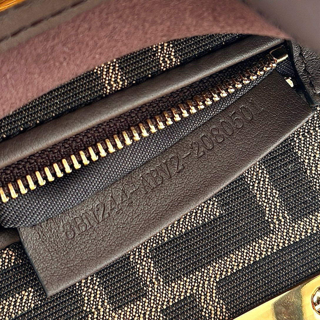 Fendi Peekaboo Bag (23x12x19 cm)