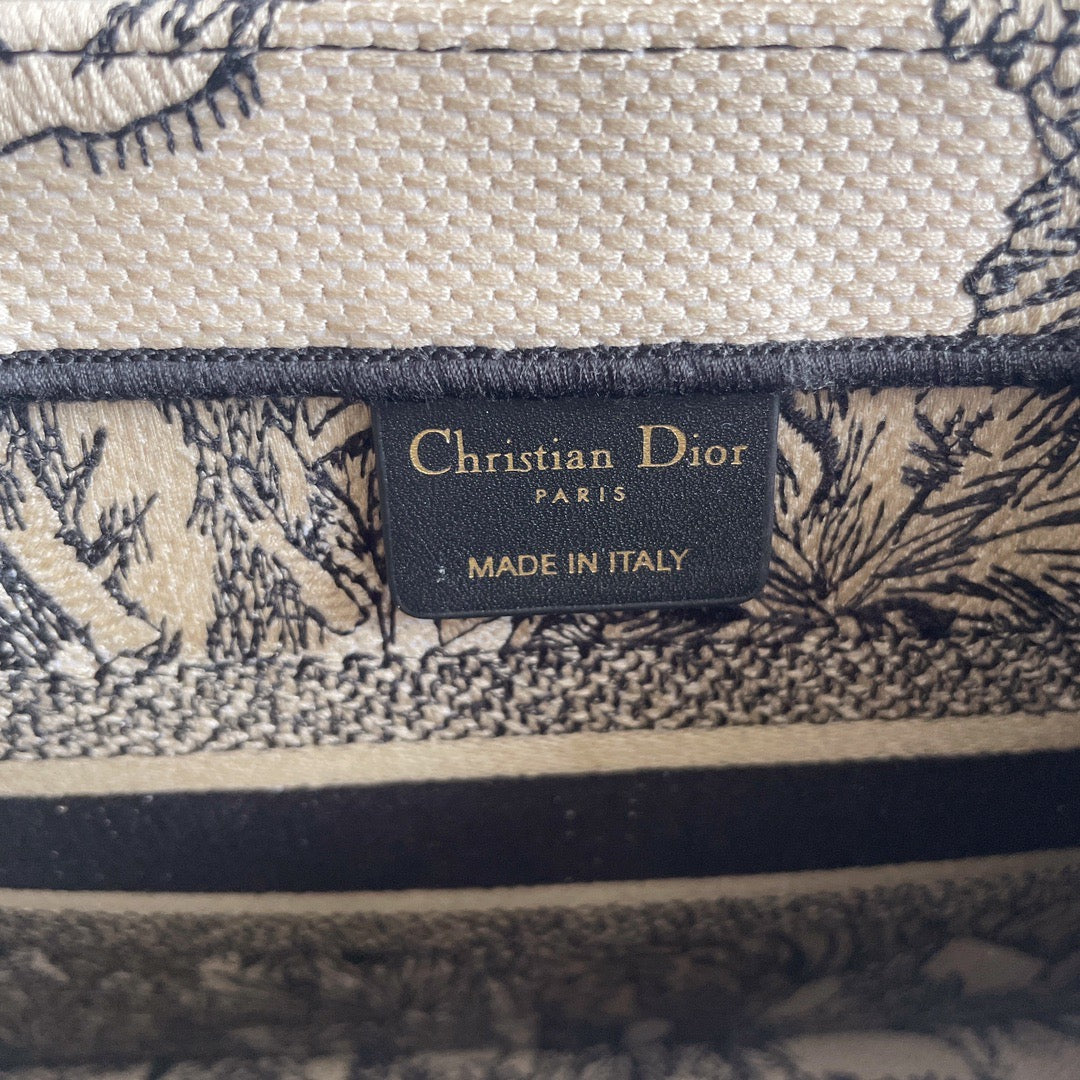 Tote tipo libro Dior