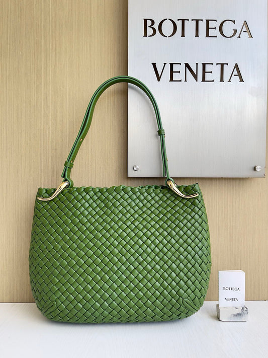 BV Clicker Shoulder Bag