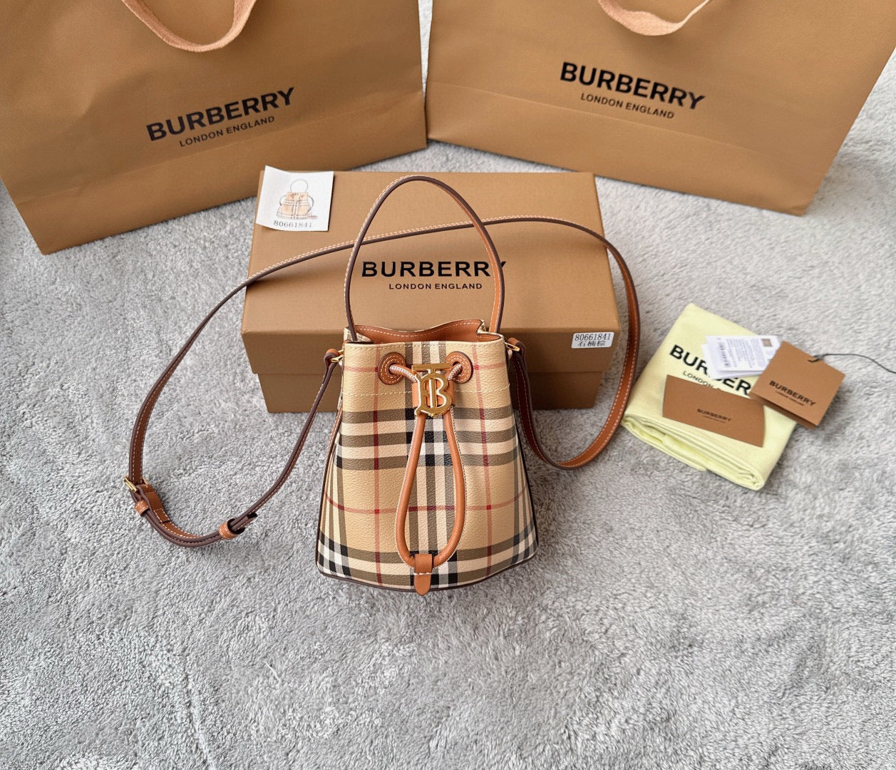 Burberry Mini TB Bucket Bag(16.5CM*11CM*18.5CM)
