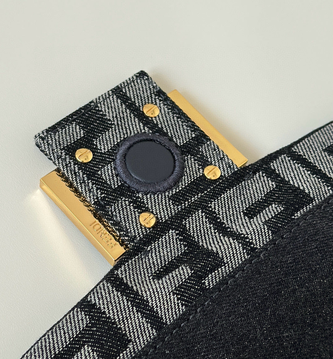 Fendi Mamma Baguette Bag