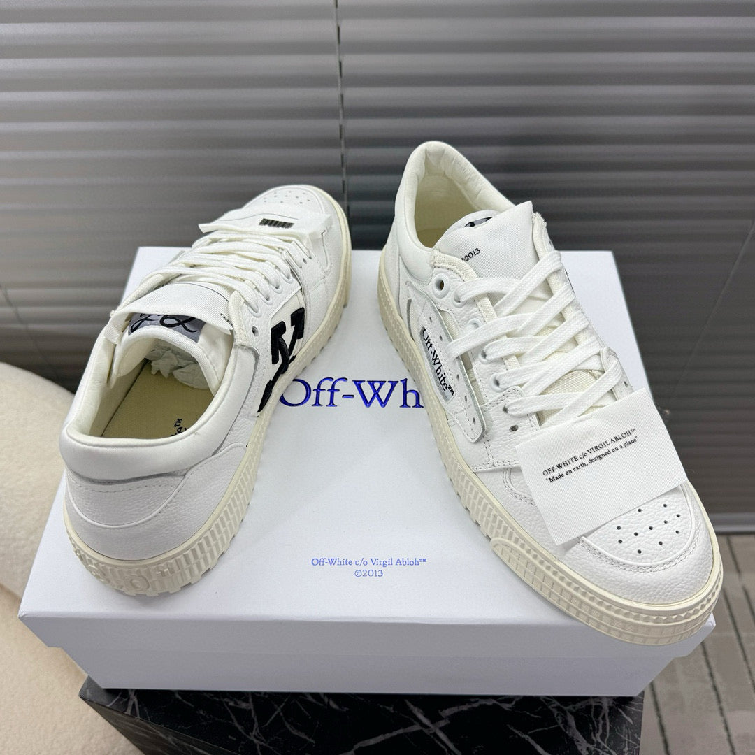 Off-White Sneaker