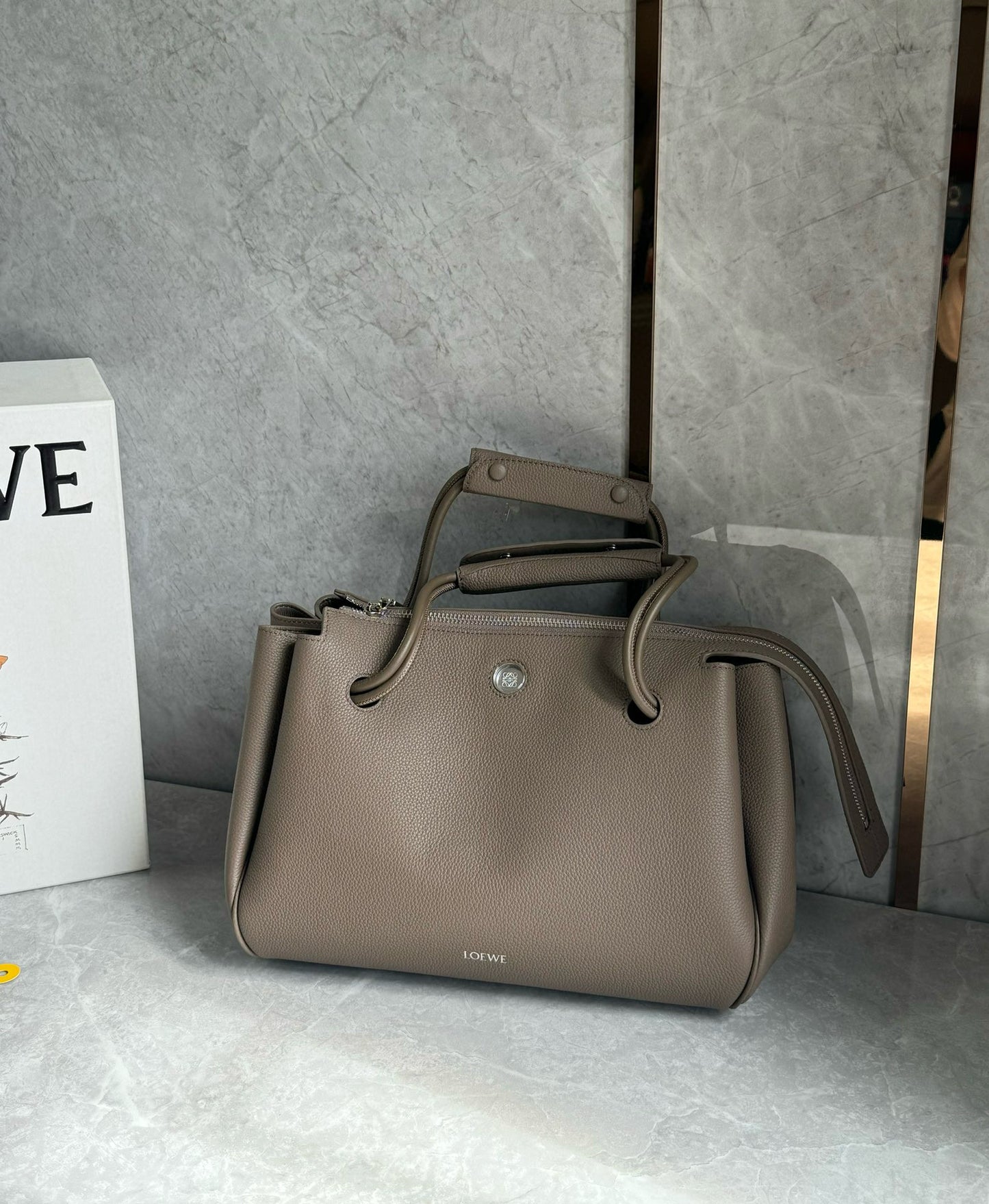 Loewe Madrid Handle Bag(23.5x10x19cm)