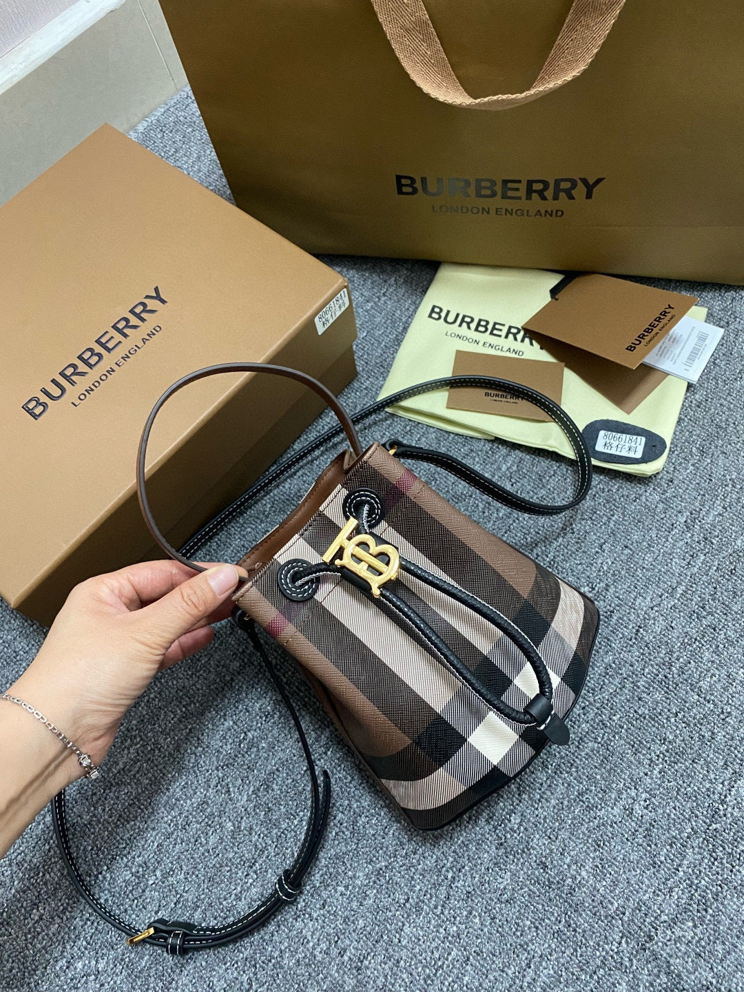 Burberry Mini TB Bucket Bag(16.5CM*11CM*18.5CM)