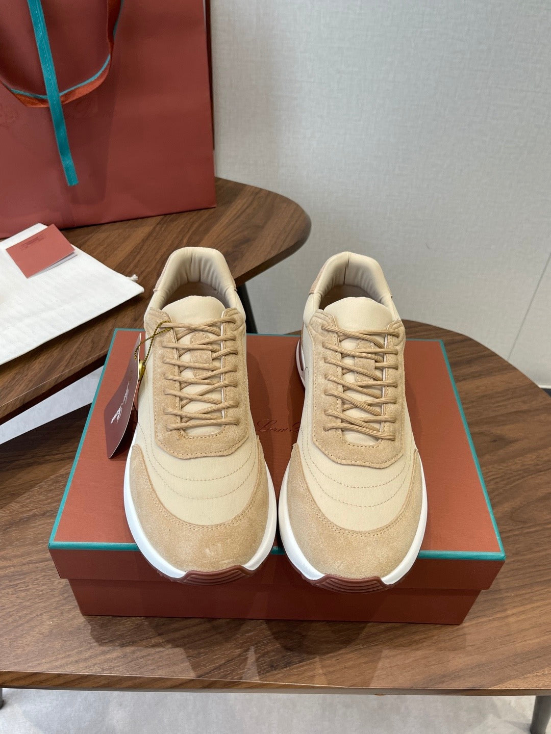 LP Sneakers