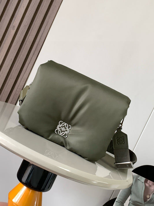 Loewe Messenger Bag 23x17x9CM