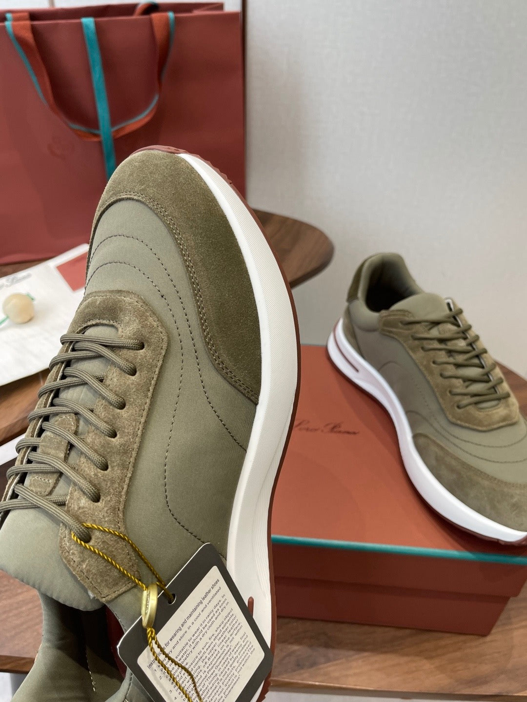 LP Sneakers