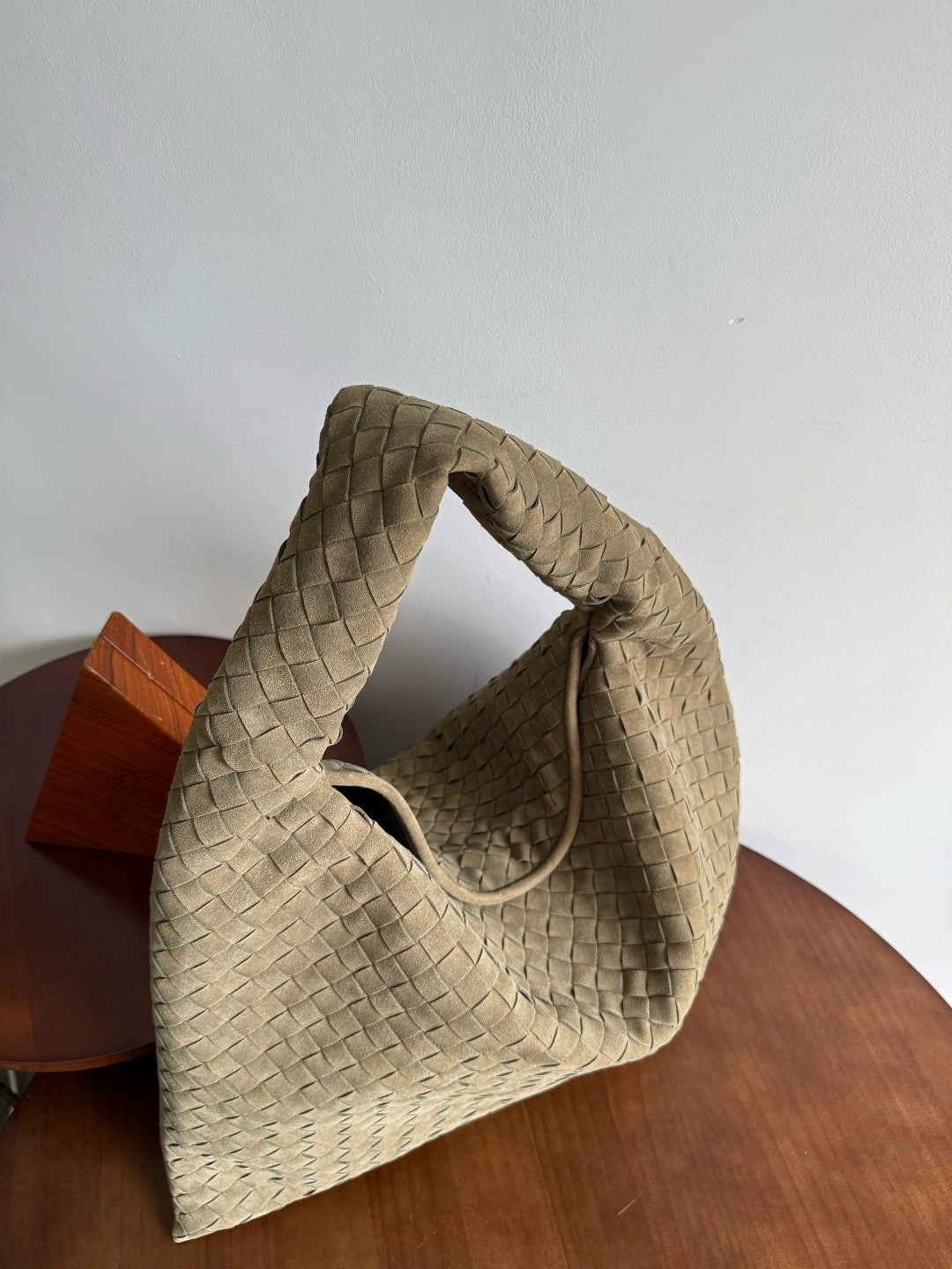 BV Intrecciato Hop Bag 53x24x13cm