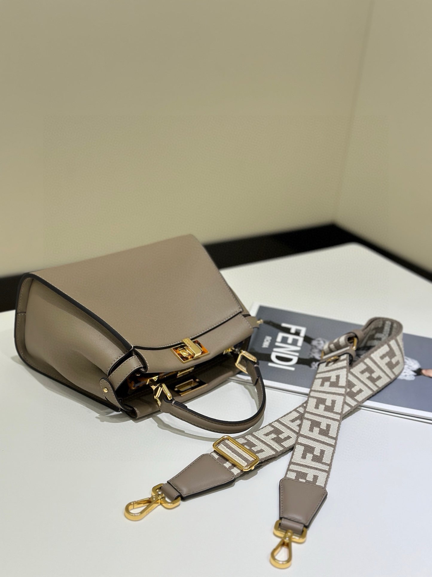 Fendi Peekaboo Bag (23x11x18 cm)