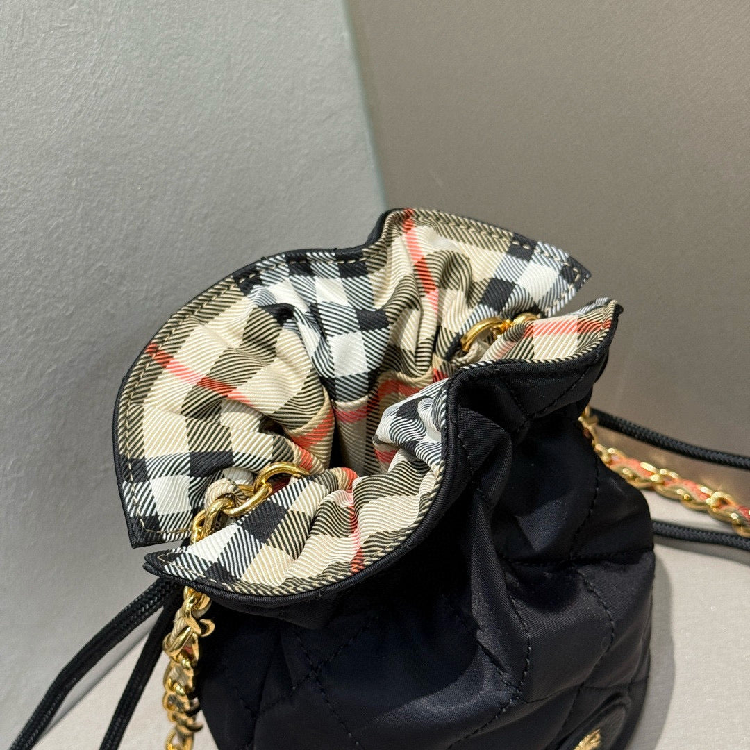 BB Horseshoe Chain Pouch Bag