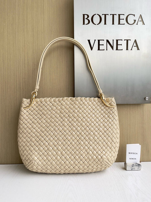 BV Clicker Shoulder Bag