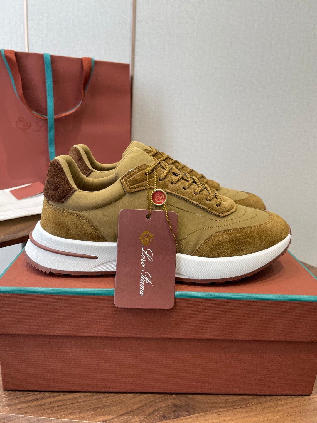 LP Sneakers